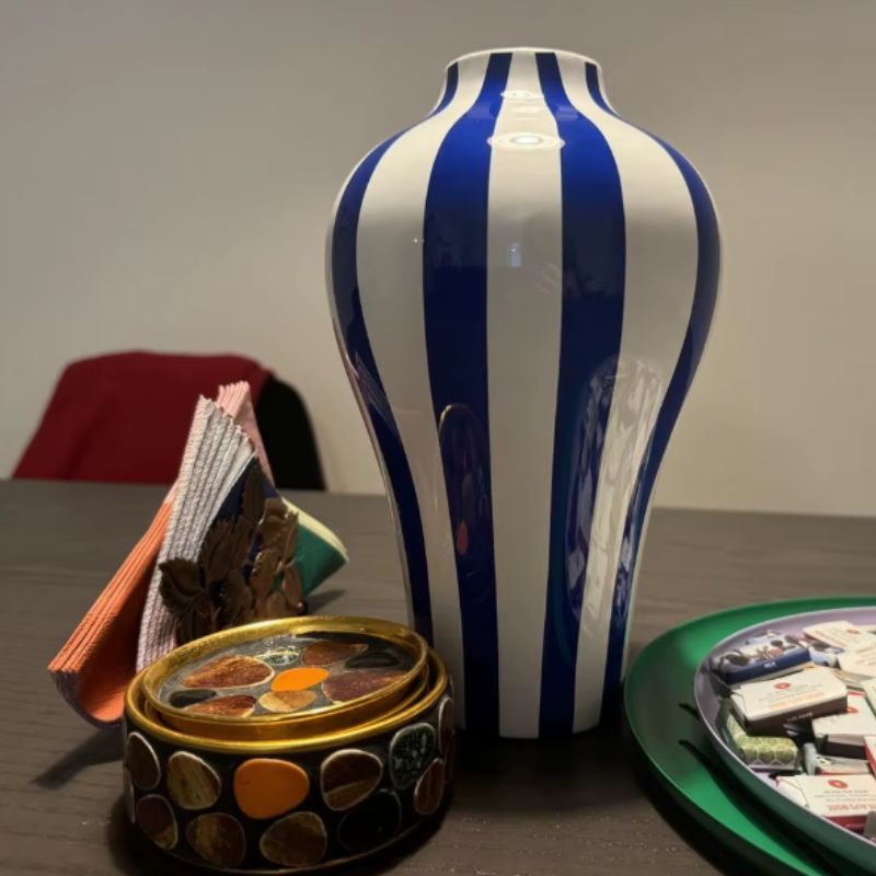 Vaso Cerâmico Azul com Padrão Geométrico